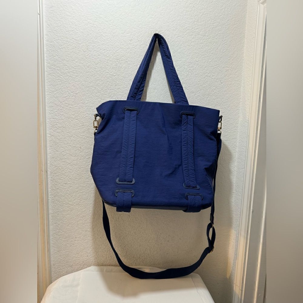 Laundry By Shelli Segal Tote blue bag zip top